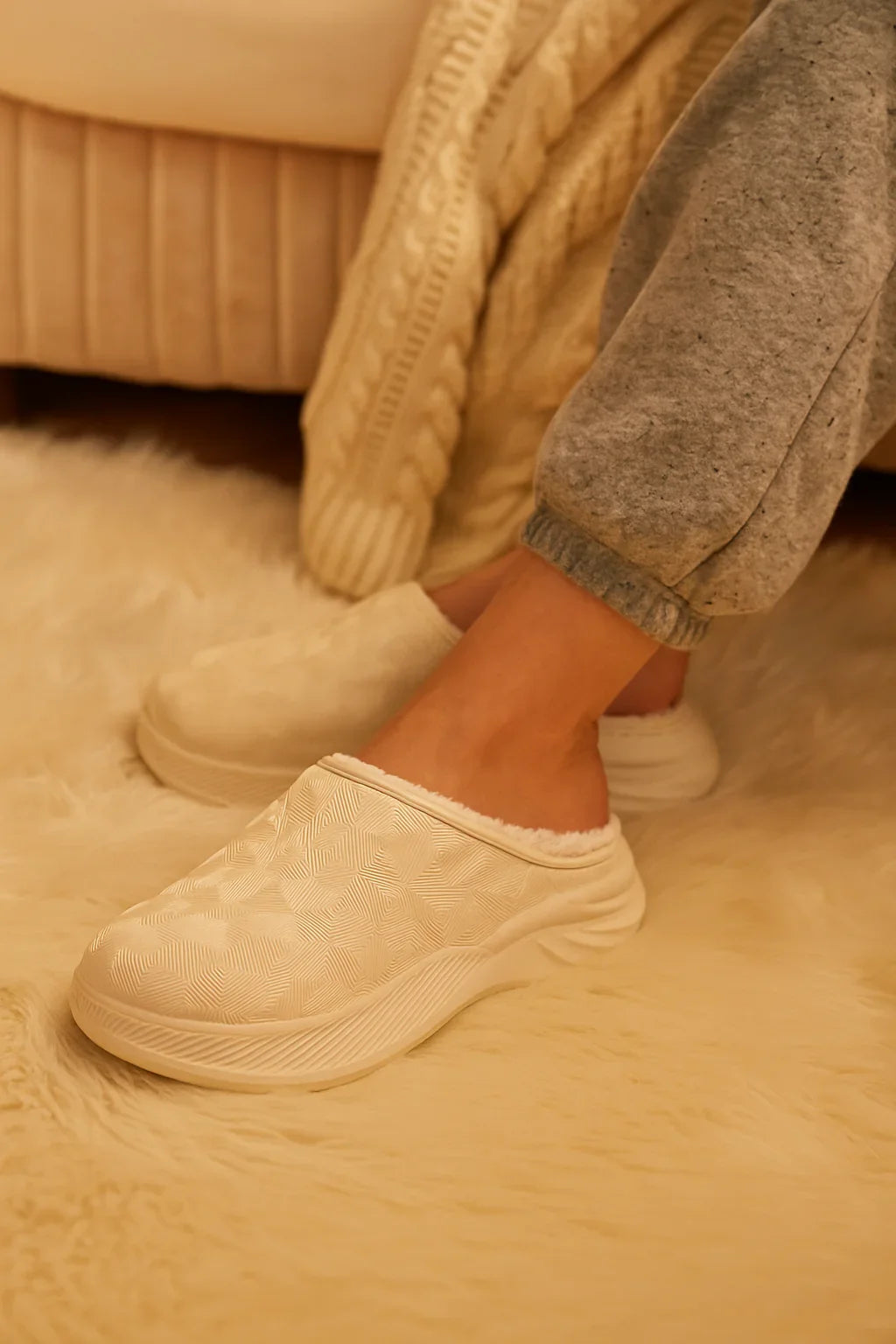 Chaussons homme blancs fourrés – doux, chauds et confortables